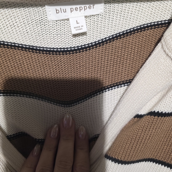 Blu Pepper V-Neck Sweater - Brown and White Stripes EUC Large - 25 PTP - Picture 4 of 5